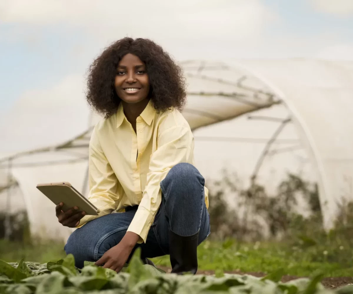 full-shot-smiley-woman-holding-tablet full-shot-smiley-woman-holding-tablet