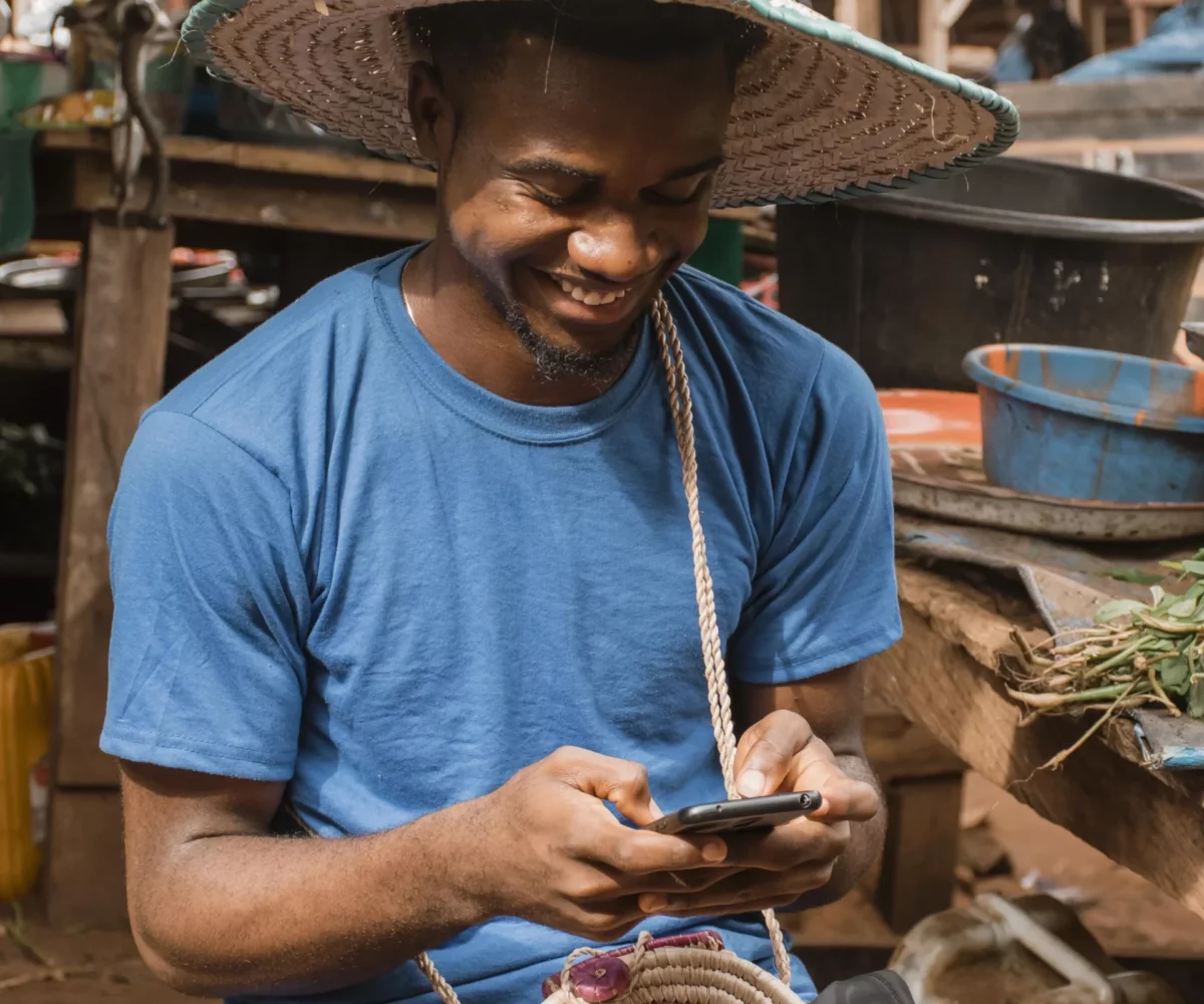 medium-shot-smiley-man-with-smartphone medium-shot-smiley-man-with-smartphone