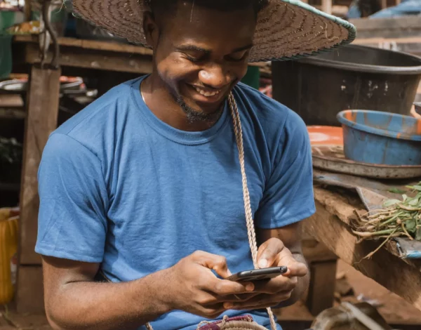 medium-shot-smiley-man-with-smartphone